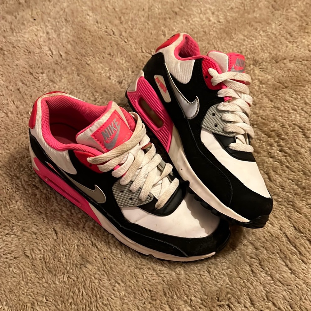 Nike Women's Black and Pink Sneakers